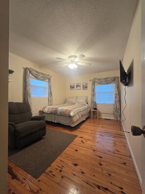 Room - Spacious Cozy Stay with Back Patio & Family-Friendly Extras. Near S&T and I-44 (Rolla)