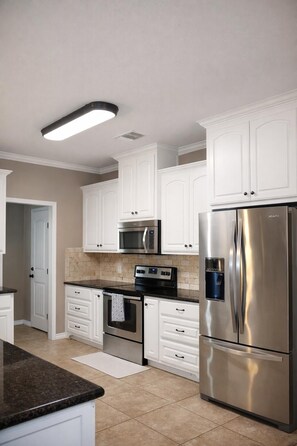 Private kitchen - 3 bedroom home with bonus game room near lake and golf at RayburnCountry (Brookeland)