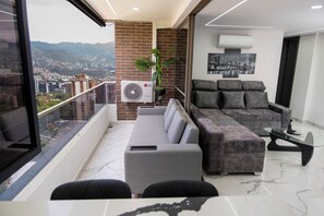 Living area - Luxury High-Rise 2BR w/ Skyline View, AC, Pool, Gym & Prime Location (Medellín)