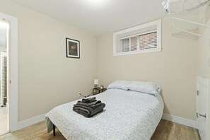 Iron/ironing board, WiFi, bed sheets - Comfy and Quiet 1BR Suite (Vancouver)