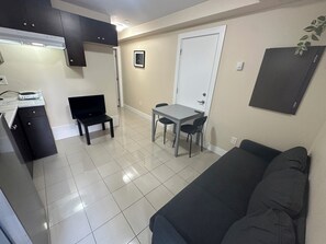 Living area - Comfy and Quiet 1BR Suite (Vancouver)