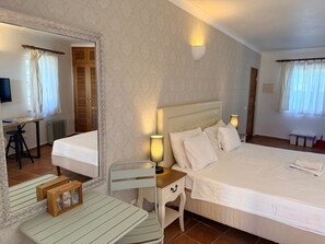 1 bedroom, iron/ironing board, free WiFi, bed sheets - Apartment With Pool and Meia Praia Beach Access (Edinburgh)