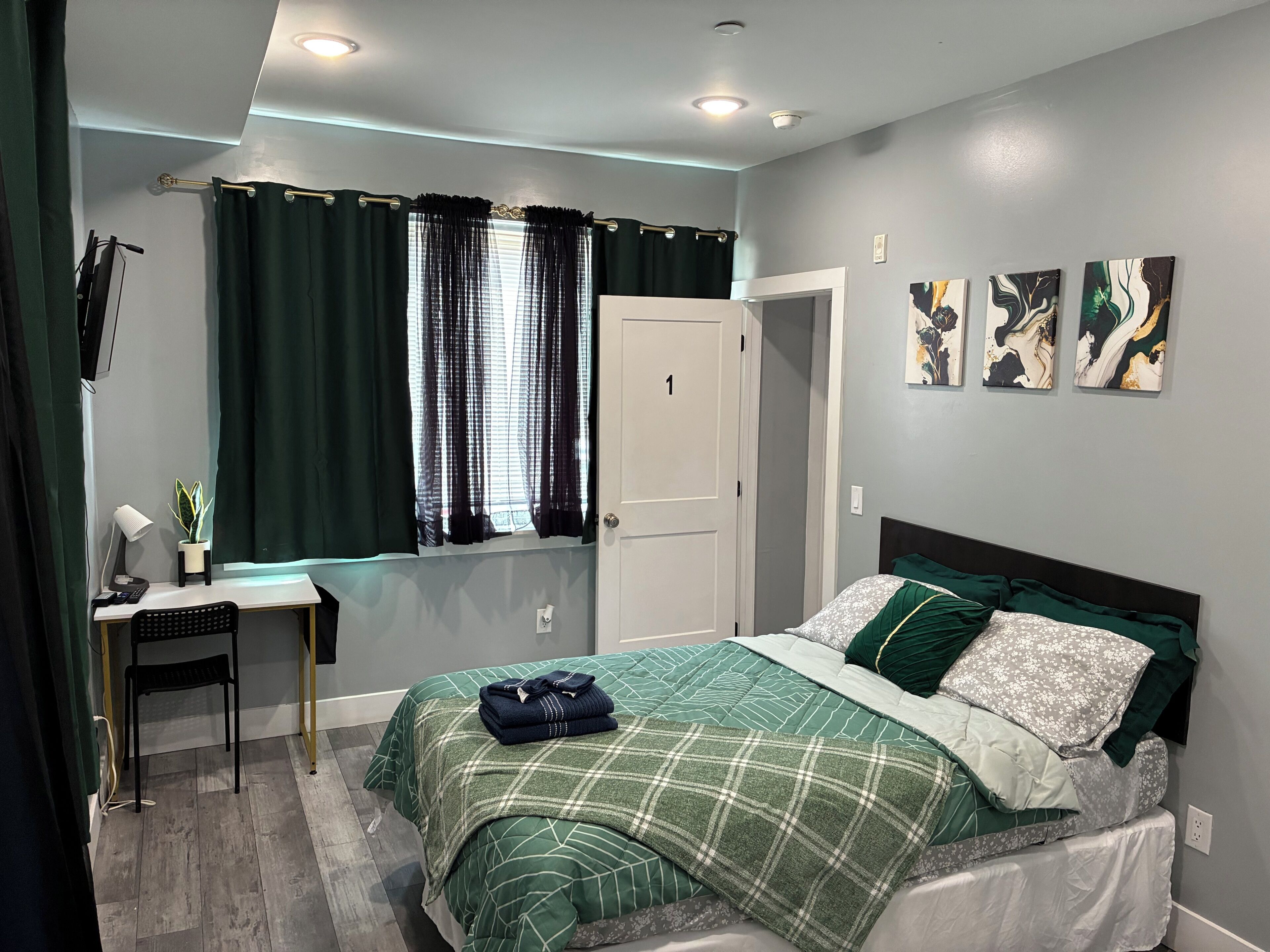 3 bedrooms, iron/ironing board, WiFi (free), bed sheets