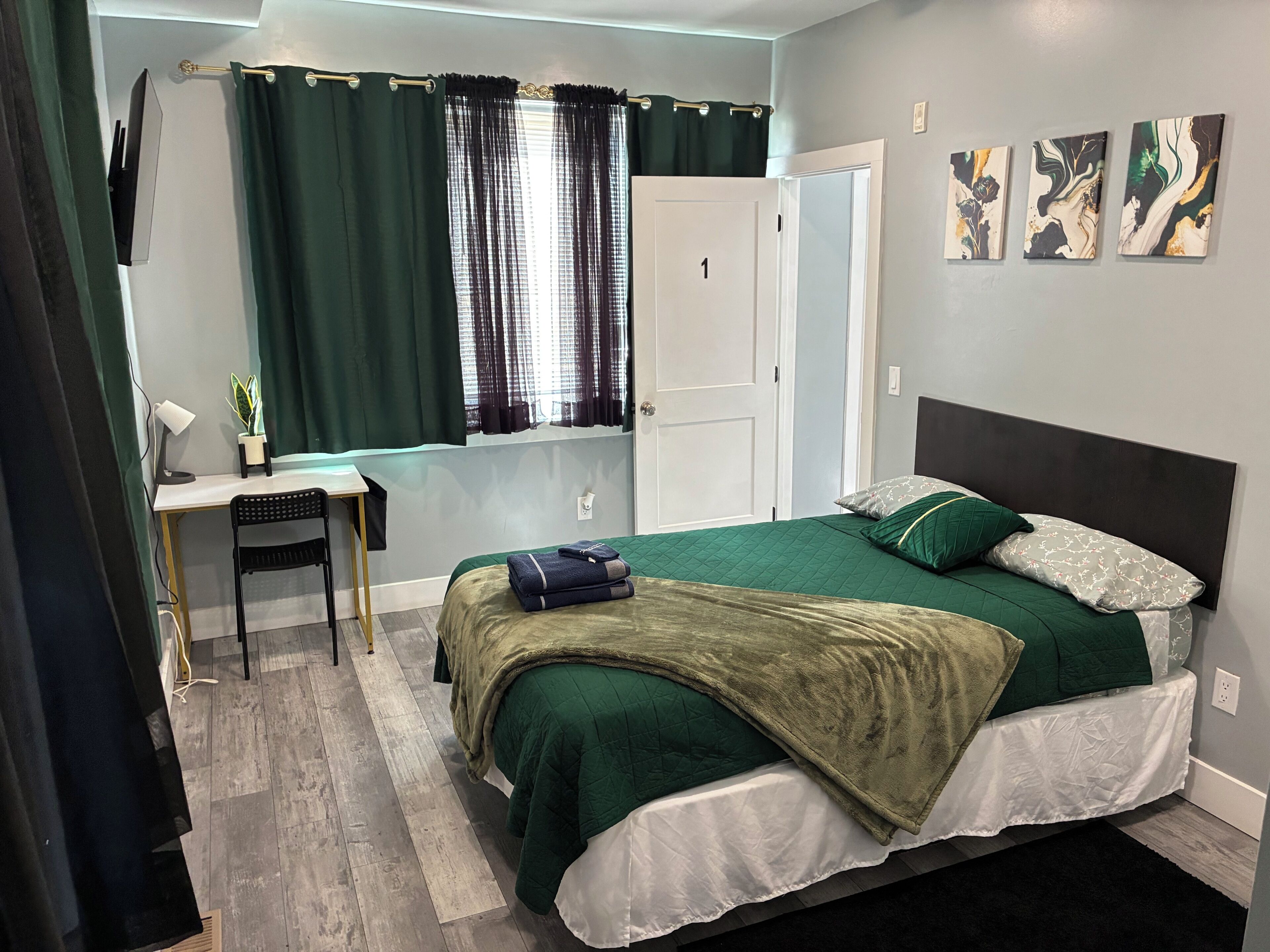 3 bedrooms, iron/ironing board, WiFi (free), bed sheets