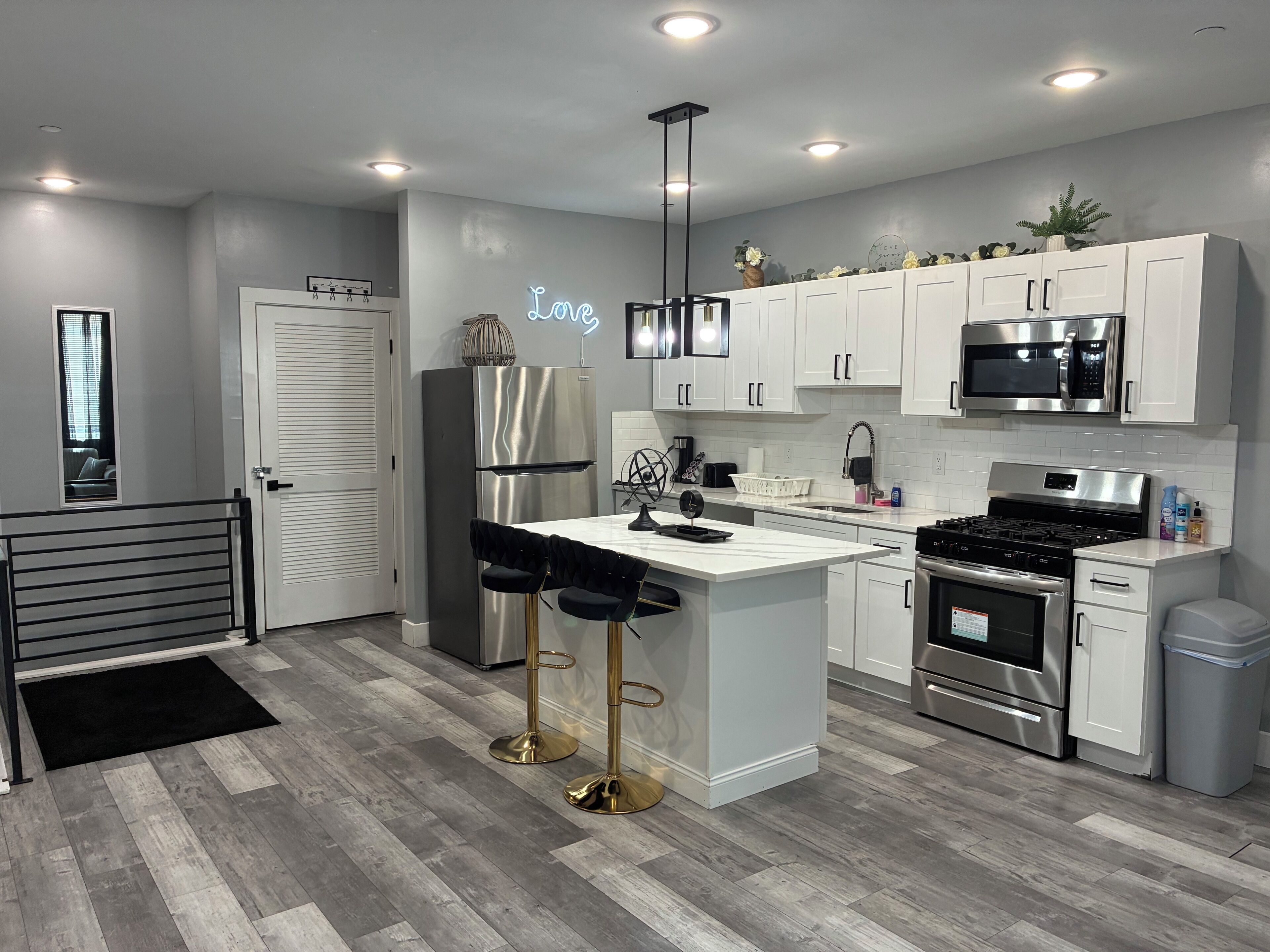 Coffee/tea maker, fridge, microwave, oven