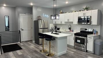 Coffee/tea maker, fridge, microwave, oven