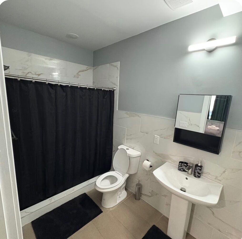 Shower, hair dryer, bidet, towels