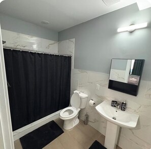 Shower, hair dryer, bidet, towels - Welcoming 3-bedroom apartment with AC in vibrant Philadelphia (Philadelphia)