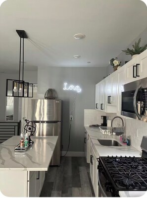 Private kitchen - Welcoming 3-bedroom apartment with AC in vibrant Philadelphia (Philadelphia)