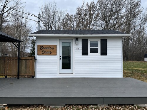 Cozy cottage River view, close to beaches and amenities.