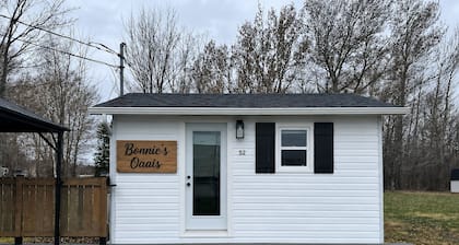 Cozy cottage River view, close to beaches and amenities.