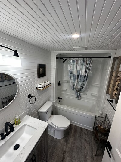 Cozy cottage River view, close to beaches and amenities.