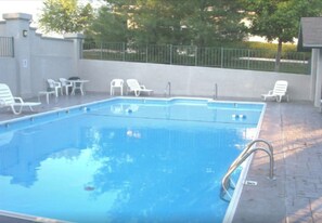 Pool - No Stairs, Great View & 2 Kings - Near Aquarium (Branson)