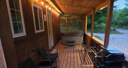 Quaint 1-bedroom cabin with fireplace and hot tub minutes from Hocking Hills