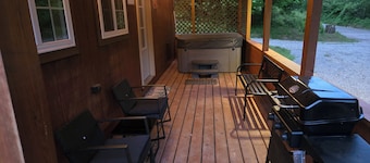 Quaint 1-bedroom cabin with fireplace and hot tub minutes from Hocking Hills
