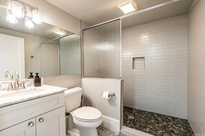 Bathroom - Capitol View 3-bedroom cottage with AC in Downtown Little Rock (Little Rock)