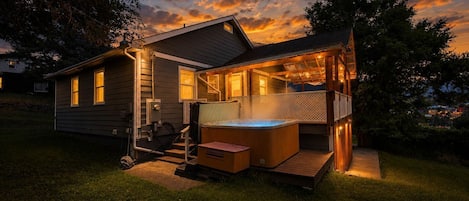 Outdoor spa tub