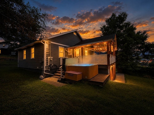 Eureka Sunrise Retreat | Hot Tub & Mountain Views