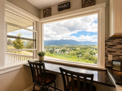 Eureka Sunrise Retreat | Hot Tub & Mountain Views