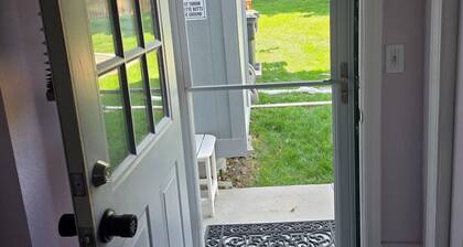 Welcoming 1-bedroom apartment with AC loads of amenities in cozy Olathe Kansas