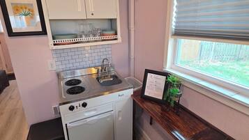 Coffee/tea maker, fridge, microwave, stovetop