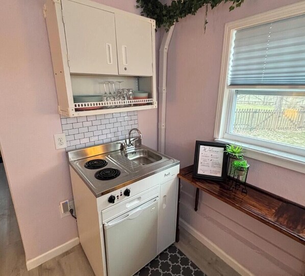 Interior - Welcoming 1-bedroom apartment with AC loads of amenities in cozy Olathe Kansas (Olathe)