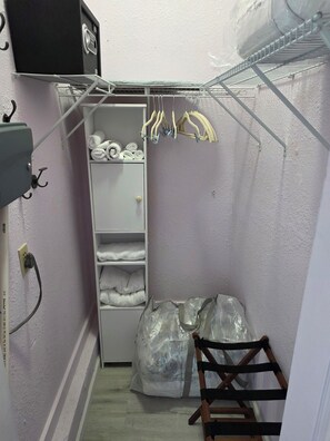Interior - Welcoming 1-bedroom apartment with AC loads of amenities in cozy Olathe Kansas (Olathe)