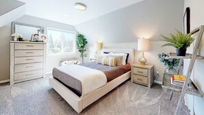 3 bedrooms, WiFi, bed sheets - Modern Lake Arrowhead Retreat | Fenced Yard & AC (Lake Arrowhead)