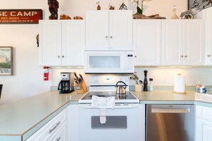 Wasserkocher mit Kaffee-/Teezubehör, Kühlschrank, Mikrowelle, Ofen
