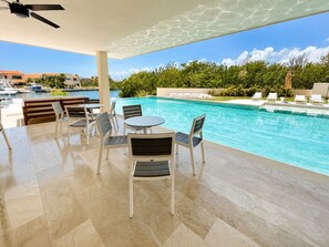Piscina externa, funciona das 8h às 22h, guarda-sóis, espreguiçadeiras
