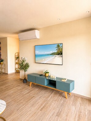 Apartamento superior | Área de estar | TV LED 65 polegadas com canais digitais, Netflix, serviços de streaming