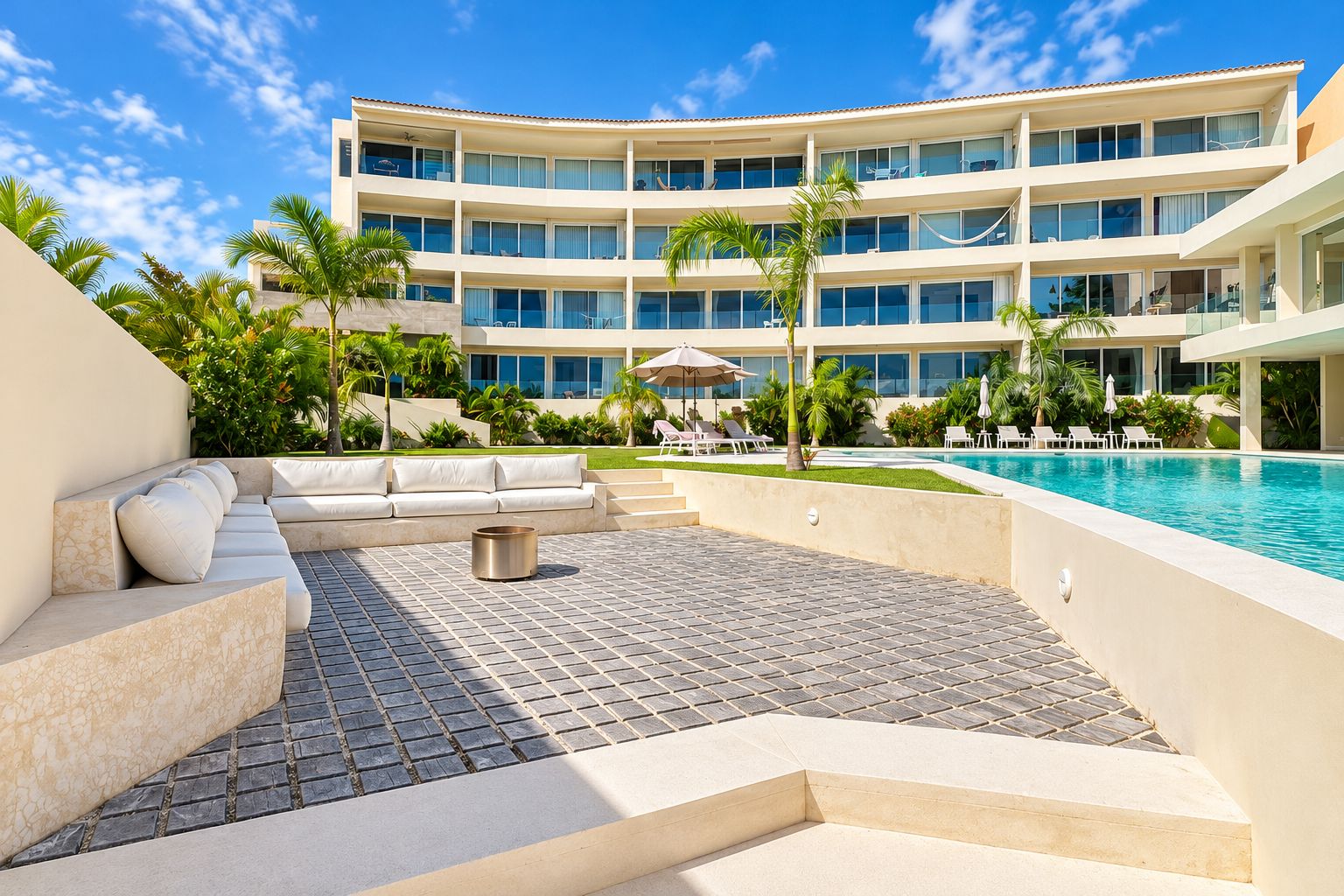 Hotel com piscina, área de estar externa e um edifício de vários andares.