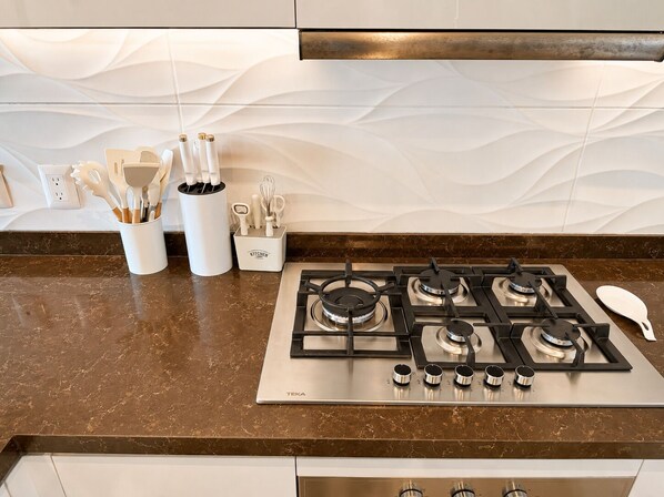 Apartamento superior | Cozinha privada | Geladeira, micro-ondas, fogão, cooktop