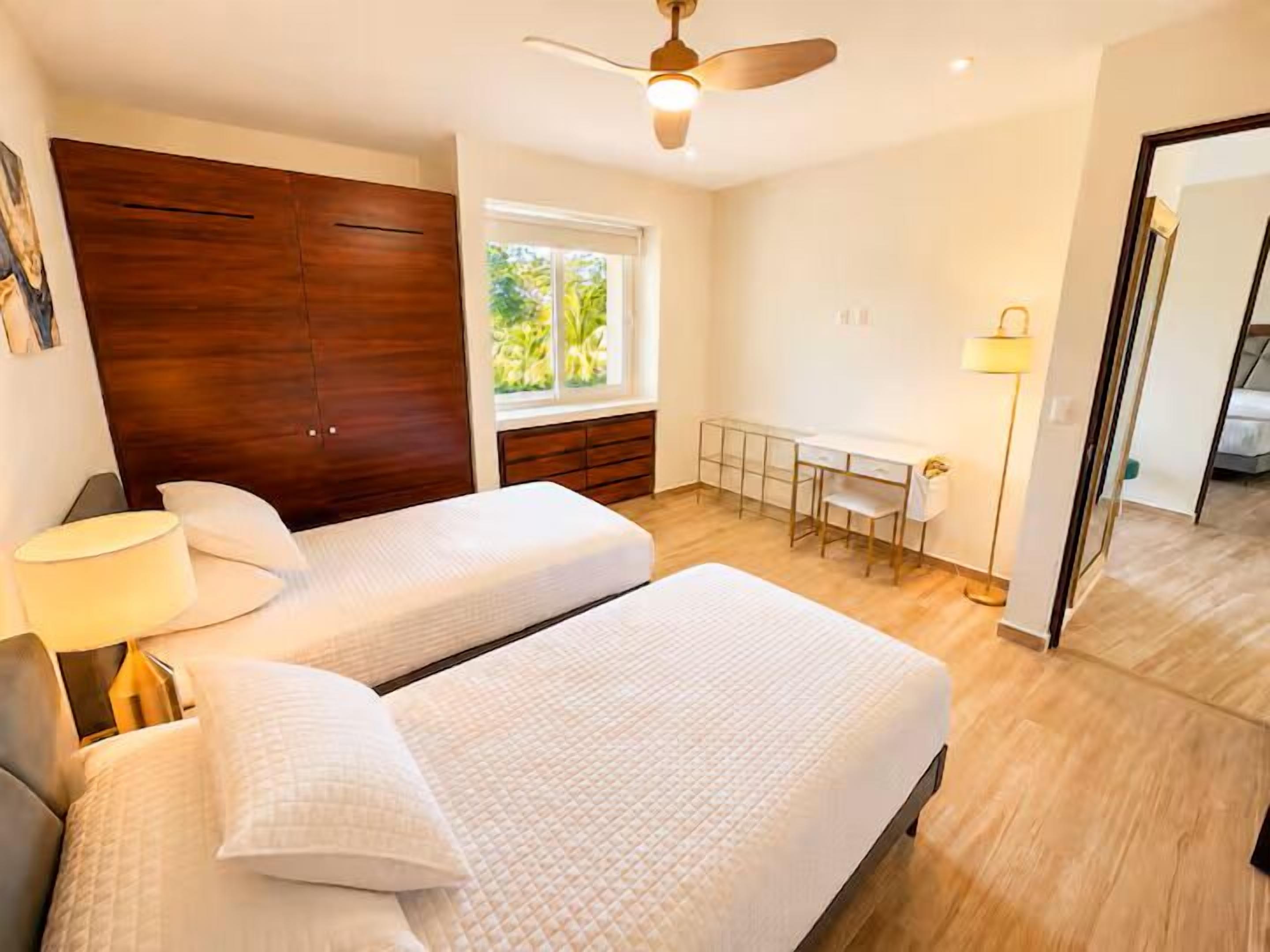 Apartamento de lujo, vistas al canal | Caja fuerte, escritorio, espacio para trabajar con un portátil