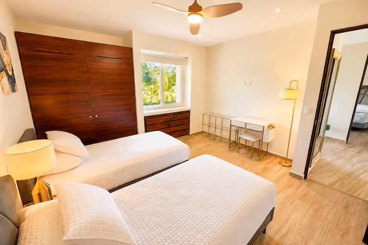 Căn hộ Cao cấp, quang cảnh kênh | Két bảo mật tại phòng, bàn, khu vực làm việc phù hợp cho laptop 