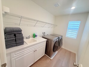 Interior - Modern 7BR/9 Beds/3 TVs/Near Airport/Sports Park (Ontario)