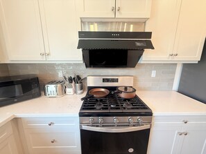 Private kitchen - Modern 7BR/9 Beds/3 TVs/Near Airport/Sports Park (Ontario)
