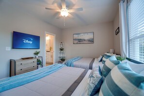 Room - Short walk to beach. Beautiful home with HOT TUB, bikes & wagon (Emerald Isle)