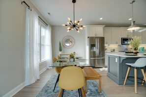 Dining - Short walk to beach. Beautiful home with HOT TUB, bikes & wagon (Emerald Isle)