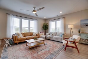 Living area - Short walk to beach. Beautiful home with HOT TUB, bikes & wagon (Emerald Isle)