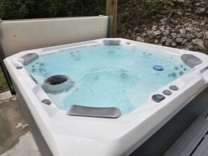 Outdoor spa tub - Short walk to beach. Beautiful home with HOT TUB, bikes & wagon (Emerald Isle)