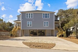 Exterior - Short walk to beach. Beautiful home with HOT TUB, bikes & wagon (Emerald Isle)