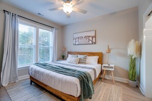 Room - Short walk to beach. Beautiful home with HOT TUB, bikes & wagon (Emerald Isle)