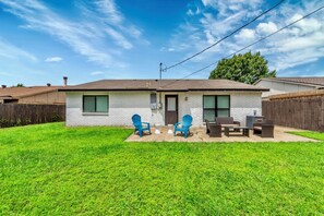 Outdoor dining - 3BR Home Near Outlets & Event Center ,
Pet Friendly, Backyard (Allen)