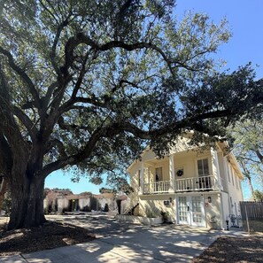 Exterior - Peaceful cottage tucked away minutes from the French Quarter in New Orleans. (Chalmette)
