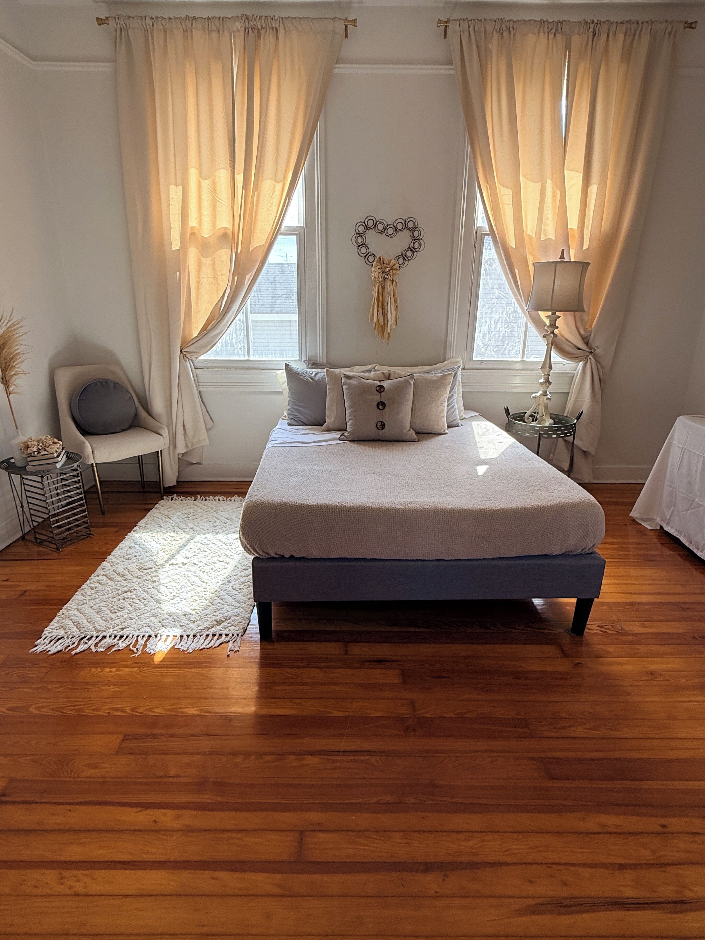 2 habitaciones, escritorio, tabla de planchar con plancha y wifi gratis 