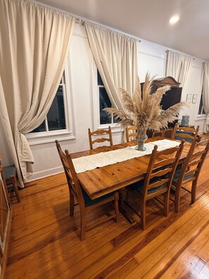 Dining - Peaceful cottage tucked away minutes from the French Quarter in New Orleans. (Chalmette)