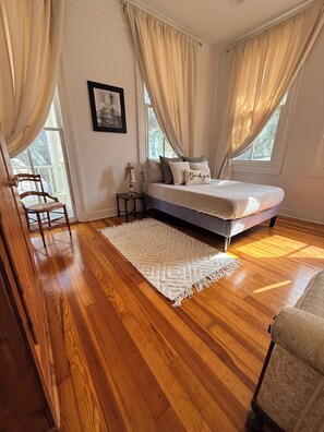 2 bedrooms, desk, iron/ironing board, free WiFi - Peaceful cottage tucked away minutes from the French Quarter in New Orleans. (Chalmette)