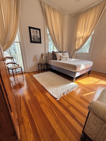 2 bedrooms, desk, iron/ironing board, free WiFi. Peaceful cottage tucked away minutes from the French Quarter in New Orleans.