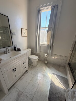 Shower, hair dryer, towels, soap - Peaceful cottage tucked away minutes from the French Quarter in New Orleans. (Chalmette)